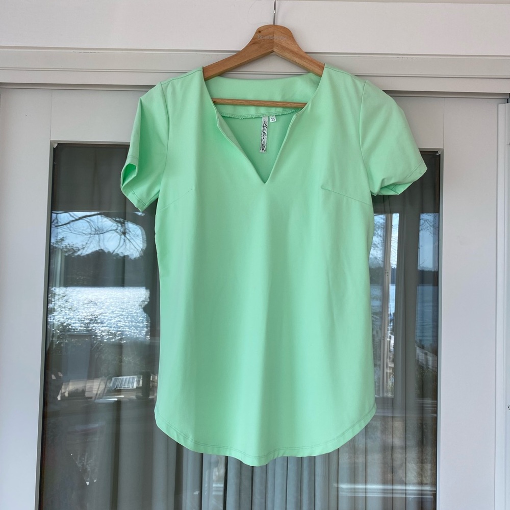 Lulu-B UPF50+ Light Green V-Neck Short Sleeve Top